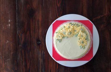 Marzipan papatyalı gurme keki ile bir tabağın üst görüntüsü.