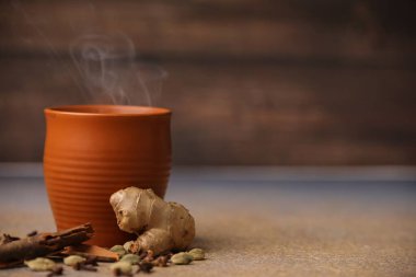 Fotokopi alanı olan bir masada zencefilli ve fındıklı sıcak bir fincan çay.