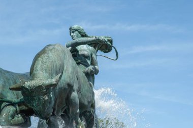 Kopenhag, Danimarka 'da Gefion Çeşmesi' nin mavi gökyüzü arka planına yakın çekim