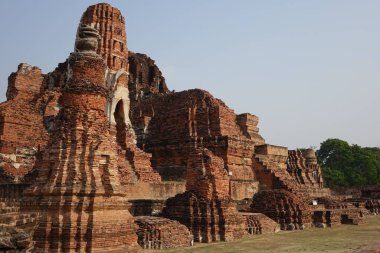 Güneşli bir günde eski bir binanın alçak açılı görüntüsü
