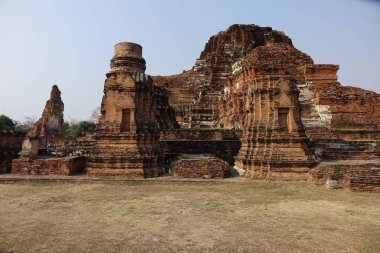 Güneşli bir günde eski bir binanın alçak açılı görüntüsü
