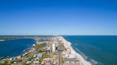 Little Lagoon ve Gulf Shores 'ın modern Alabama şehrinin büyüleyici manzarası.