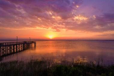 Daphne, Alabama 'daki Mobile Körfezi' ndeki Bayfront Park İskelesi 'nin büyüleyici manzarası. Gün batımında.