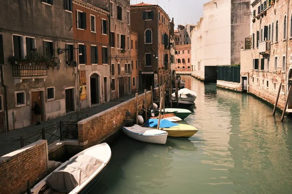 Número Barcos Canal Cidade Veneza Itália Cercado Por Edifícios Residenciais — Fotografia de Stock