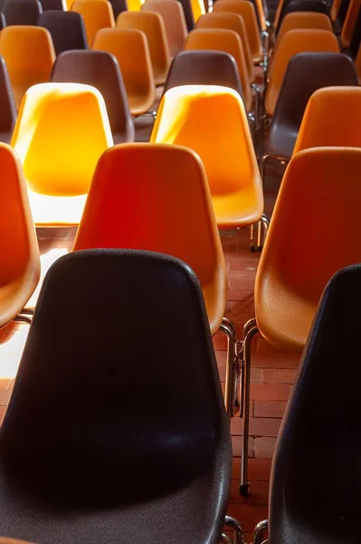 의자들이 줄지어 늘어선 가운데줄지어 늘어선 의자들 이회관에서 햇빛을 — 스톡 사진