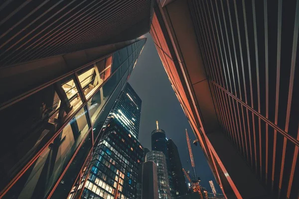 Vista Baixo Ângulo Dos Edifícios Urbanos Modernos Cidade Noite — Fotografia de Stock