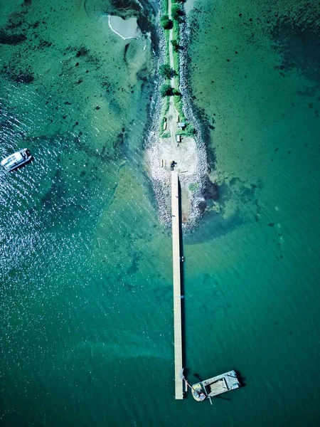 Een Antenne Uitzicht Een Boot Buurt Van Pier Zee Vol — Stockfoto