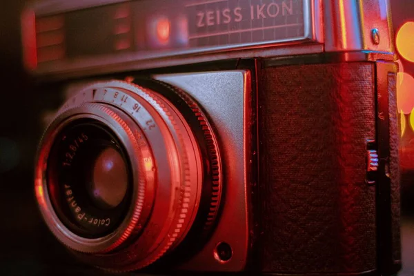 Een Vintage Film Camera Weinig Licht — Stockfoto