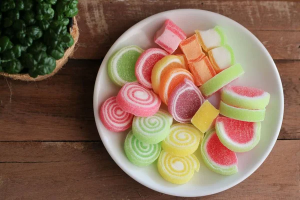 Een Oppere Uitzicht Van Een Bord Met Kleurrijke Zoete Gelei — Stockfoto