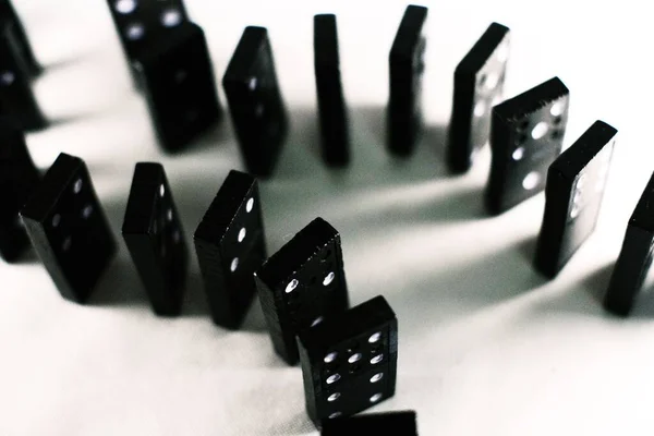 Les Dominos Noirs Alignés Sur Une Surface Blanche — Photo