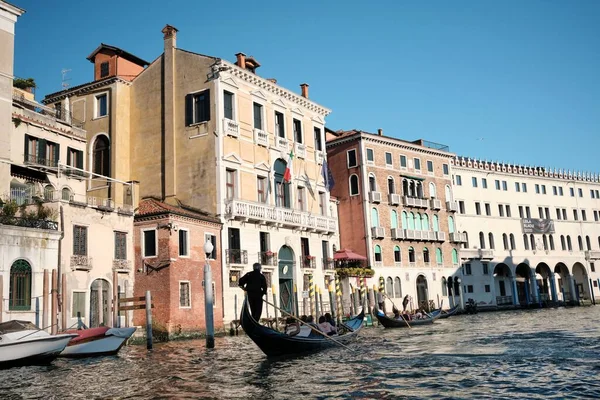 Przejazd Gondolą Przez Kanały Wenecji Włochy Słoneczną Pogodę — Zdjęcie stockowe