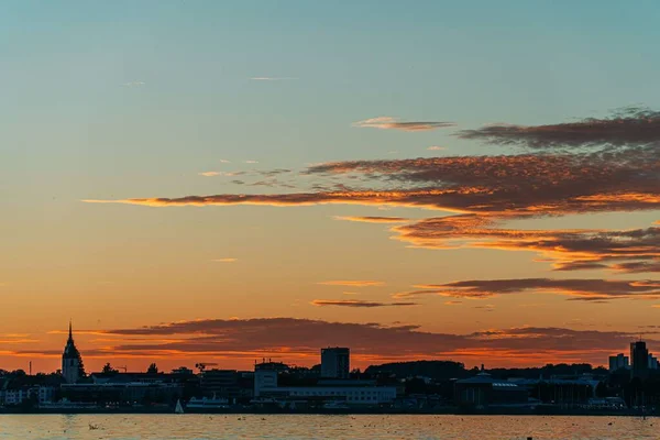 Una Hermosa Toma Cielo Brillante Puesta Sol Sobre Lago Telón — Foto de Stock