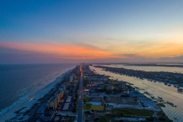 Okouzlující Výhled Krásné Moře Moderním Městem Pobřeží Proti Zatažené Obloze — Stock fotografie