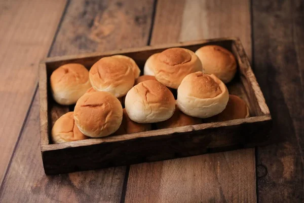 Eine Nahaufnahme Eines Bündels Frisch Gebackener Brötchen Einem Holzkorb — Stockfoto