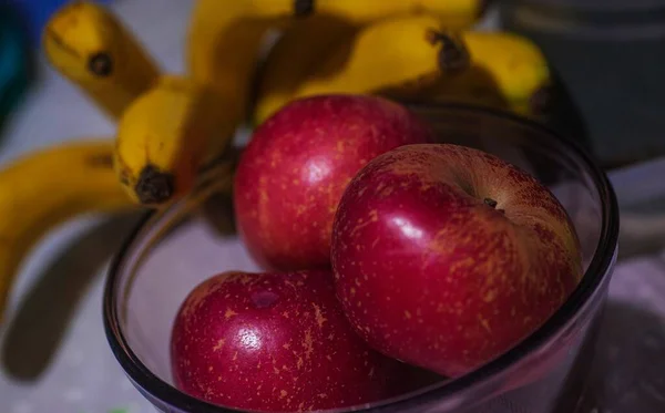Detailní Záběr Sladké Červené Jablka Skleněné Míse Vedle Zralých Banánů — Stock fotografie