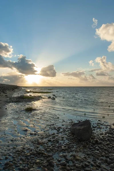 Una Vista Mozzafiato Del Sole Splendente Dietro Nuvole Bianche Sulla — Foto Stock