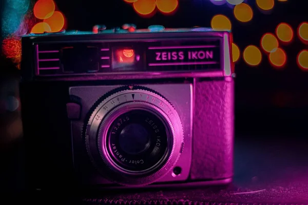 Een Vintage Film Camera Weinig Licht — Stockfoto
