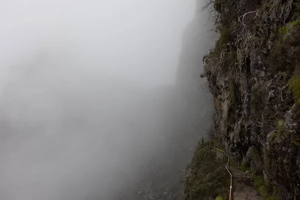 Narrow Mountain Walkway Leading Peak Pico Ruivo Foggy Day Madeira — Stock Photo, Image