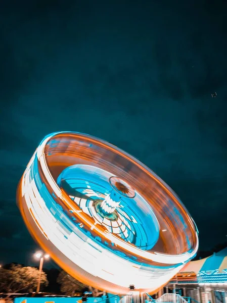 Een Verticaal Lange Belichting Shot Van Een Draaiende Kleurrijke Carnaval — Stockfoto