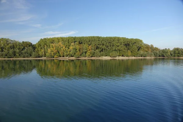 Uma Foto Panorâmica Lago Azul Escuro Com Litoral Verde Alinhado — Fotografia de Stock