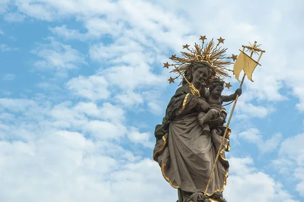 Снимок Золотой Статуи Девы Марии Низким Углом Фоне Голубого Облачного — стоковое фото