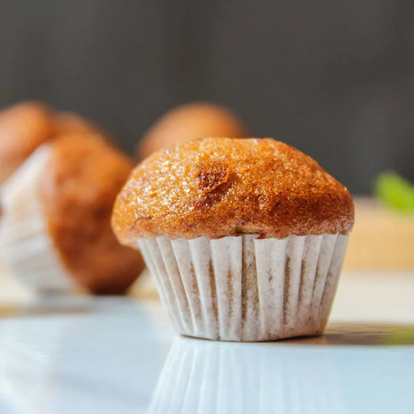 Gros Plan Délicieux Muffin Brun Fait Maison Avec Papier Blanc — Photo