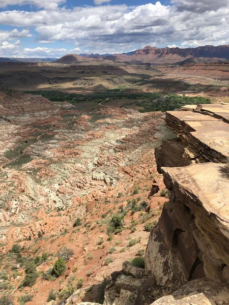 Pionowy Strzał Wysokiego Urwiska Dolinie Pustyni Mesa Utah Zion National — Zdjęcie stockowe