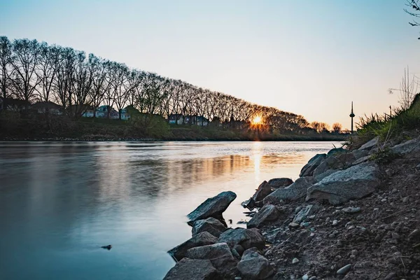 Ein Atemberaubender Blick Auf Einen Teich Der Landschaft Bei Sonnenuntergang — Stockfoto