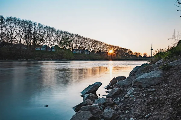 Uma Vista Deslumbrante Uma Lagoa Campo Pôr Sol — Fotografia de Stock