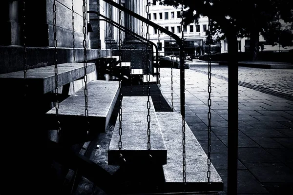 Крупный План Кирпичной Лестницы Висящей Металлических Цепях Перед Входами Здание — стоковое фото
