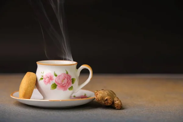 Горячая Чашка Имбирного Чая Печеньем Имбирем Столе — стоковое фото