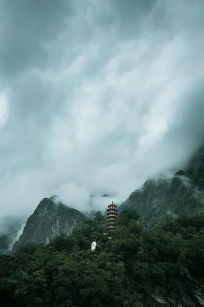 Vertikální Snímek Chrámu Xiangde Národním Parku Taroko Zataženém Dni Hualien — Stock fotografie