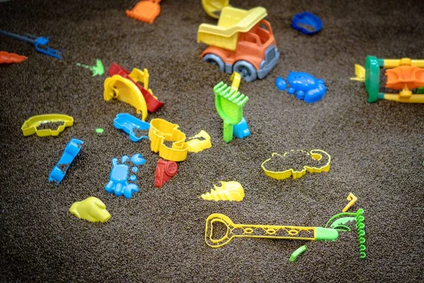 Detailní Záběr Sot Plastové Dětské Hračky Černém Písku — Stock fotografie