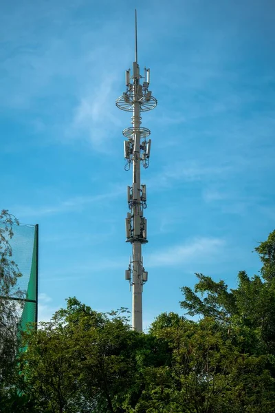 Eine Mobilfunkantenne Und Bäume Vor Klarem Himmel — Stockfoto