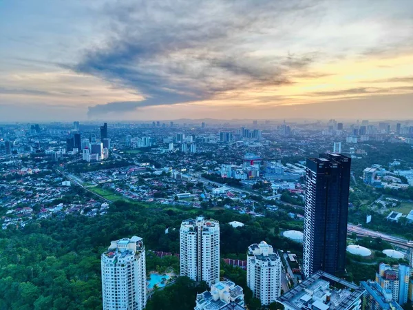 夕日の中のPetaling Jayaの街並みの鳥の目の景色 — ストック写真