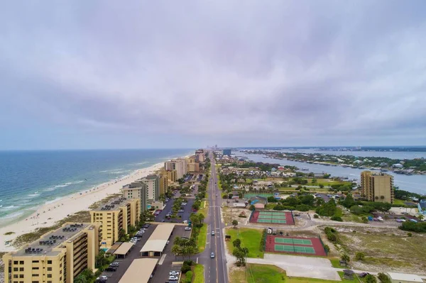 Okouzlující Výhled Krásné Moře Moderním Městem Pobřeží Proti Zatažené Obloze — Stock fotografie