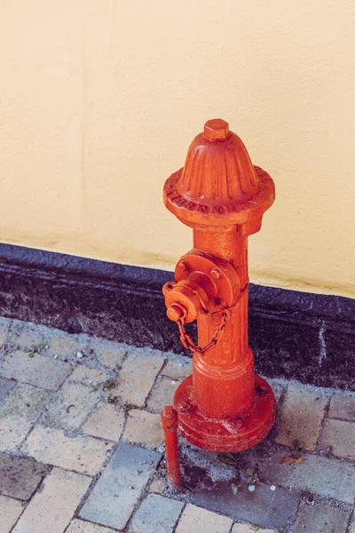 Ein Orangefarbener Traditioneller Feuerhydrant Auf Einem Seitenweg — Stockfoto