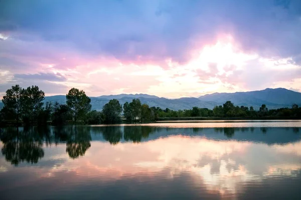 Una Hermosa Foto Montañas Árboles Reflejándose Agua — Foto de Stock