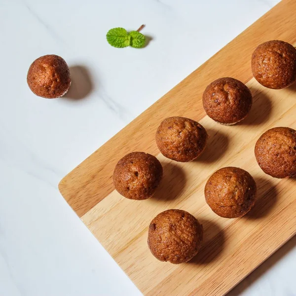 Una Vista Dall Alto Una Tavola Legno Con Deliziosi Muffin — Foto Stock