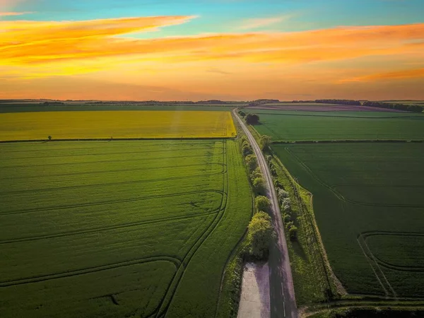 Una Vista Aérea Una Impresionante Puesta Sol Tierras Cultivadas Campo — Foto de Stock