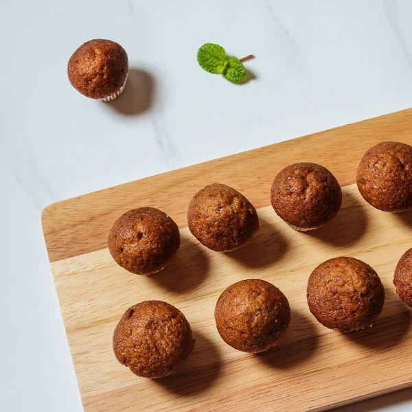 Överblick Över Träskiva Med Hemmagjorda Läckra Bruna Muffins — Stockfoto