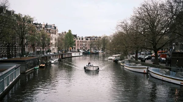 Veduta Panoramica Una Barca Che Scende Lungo Canale Amsterdam Paesi — Foto Stock