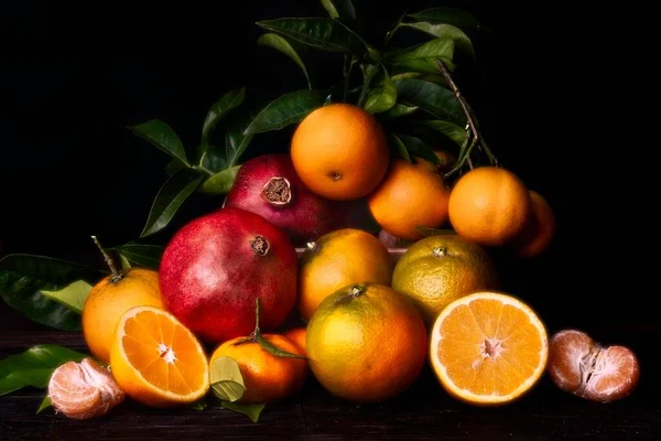 Dramatik Işıklandırma Altında Farklı Meyvelerin Güzel Bir Kompozisyonu — Stok fotoğraf