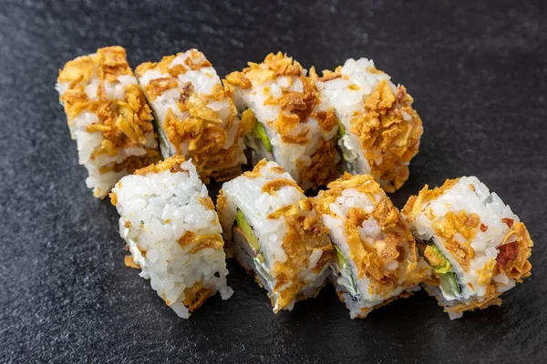 Das Traditionelle Köstliche Frische Sushi Brötchen Auf Schwarzer Oberfläche — Stockfoto