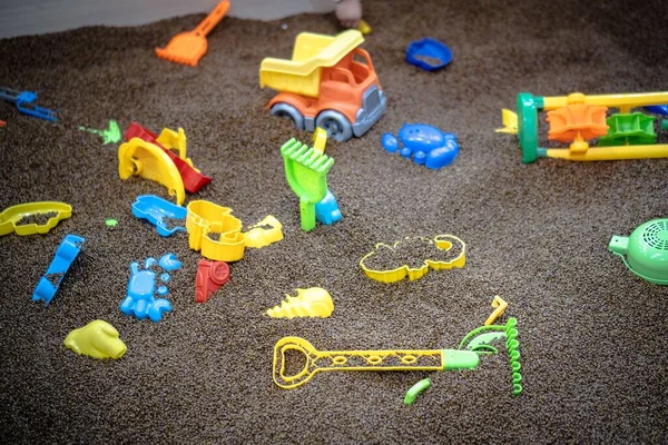 Detailní Záběr Sot Plastové Dětské Hračky Černém Písku — Stock fotografie