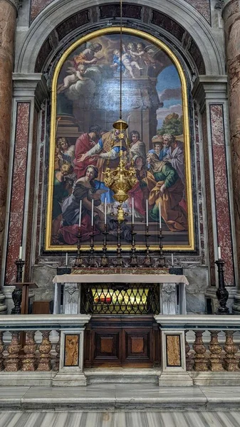 Pystysuora Kuva Uskonnollisesta Maalauksesta Pyhän Pietarin Paavin Kirkossa Vatikaanissa — kuvapankkivalokuva
