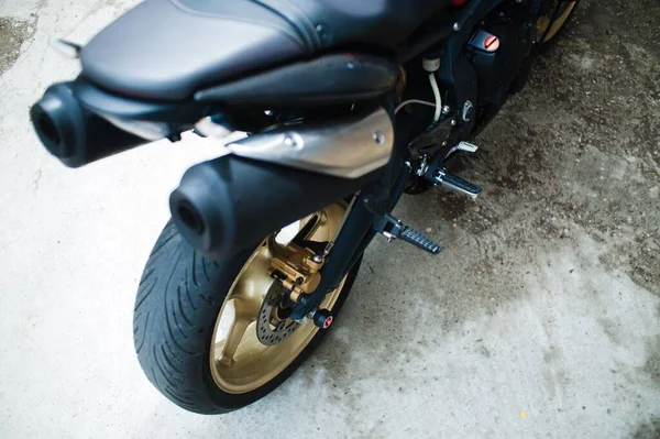Eine Hochwinkelaufnahme Eines Schwarzen Motorrads Mit Einem Reifen Aus Schwarzem — Stockfoto