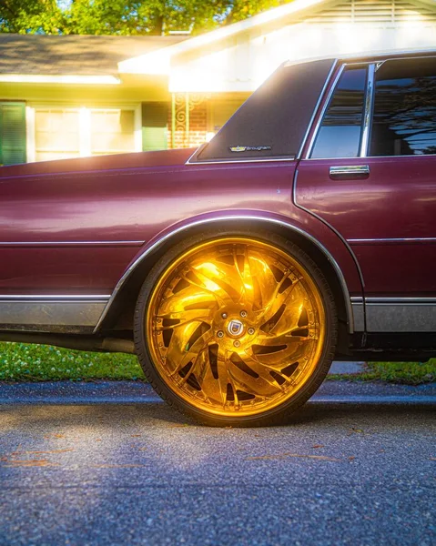 Eine Vertikale Aufnahme Eines Roten Oldtimers Mit Einem Goldglänzenden Rad — Stockfoto