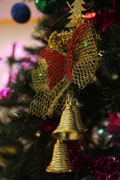 Schöne Weihnachtsglocke Auf Festlichem Fichtenbaum — Stockfoto