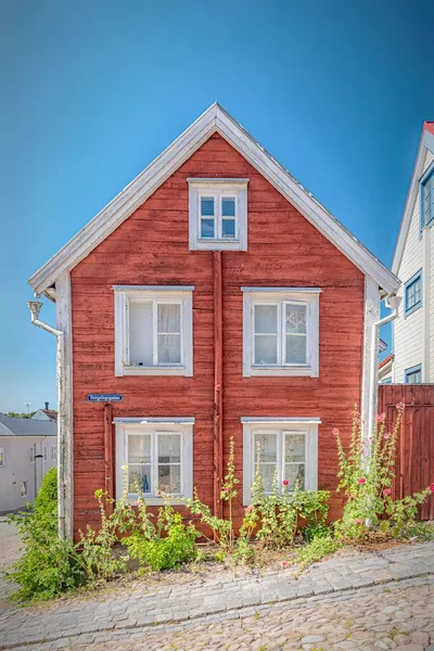 天気の良い日には スウェーデンのロンニービーにある伝統的な木造住宅の垂直ショット — ストック写真